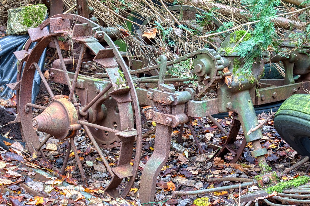 HDR urbex Lost in the Woods lada 1300 opel kadett trash fitou oldtimer youngtimer bus morgon tractor olielamp vuldop Airco generator belgie